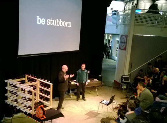 "Be Stubborn" er et slagord for EepyBird-duoen Fritz Grobe og Stephen Voltz.  De to turnerer verden med et konferanseshow som inspirerer til kreative prosesser og "ut av boksen"-tenkning.  Her er de i aksjon under Maker Faire på Teknisk museum i Oslo i januar 2014.  Foto: Magne Otterdal