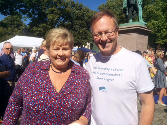 Morten Steenstrup har gjort comeback i politikken - fordi politikken trenger næringslivserfaring.  Her i valgkamparbeid med statsminister og Høyre-leder Erna Solberg.  