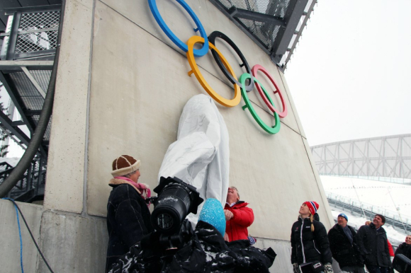 Mars 2013: Ett av en lang rekke PR-tiltak i Oslo 2022 var nye olympiske ringer i Holmenkollen.  Så ble det "nok er nok" i Høyres stortingsgruppe. Foto: Oslo2022, Oslo kommune