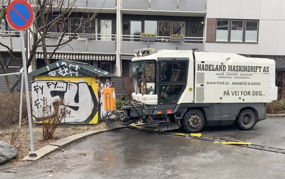 Det går unna i hektiske apriluker når Oslos sikreste vårtegn setter inn - det vil si vasking og feiing av gatene.  Foto: OBM.