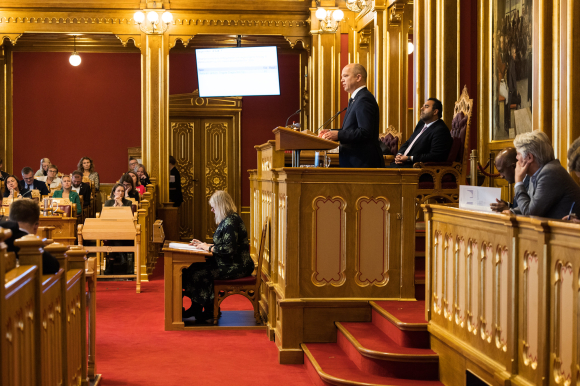 Finansminister Trygve Slagsvold Vedum forsøkte seg med reduksjon av oljepengebruken da budsjettet for 2023 ble fremlagt. Foto: Stortinget.