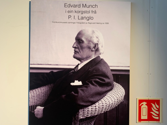 Edvard Munch i ein korgstol frå P.I. Langlo. Foto frå utstillinga om industrien på Stranda. Foto: Bent Tandstad / NPK