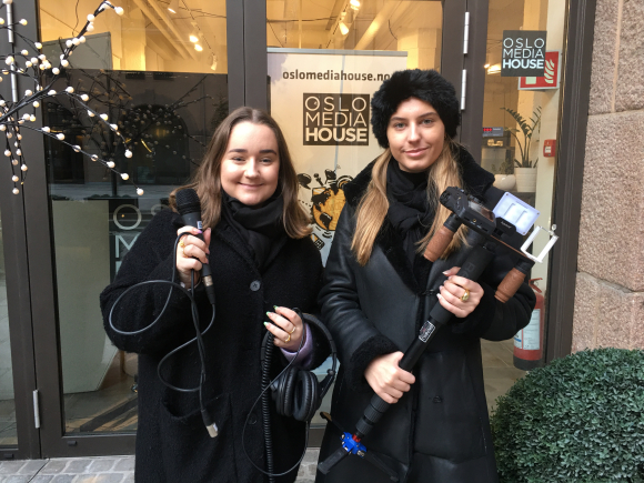Fride Askildt (tv) og Celestine Sigvartsen skriver artikler og lager reportasjer for Oslo Business Memo. Foto: OBM