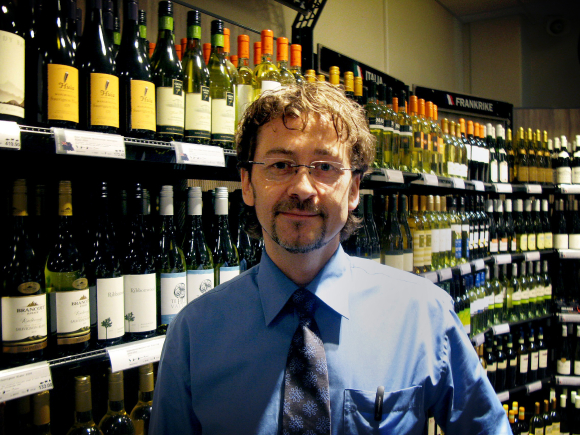 Butikksjef Ebbe Astrup ved det nye vinmonopolutsalget på Lambertseter solgte 150 000 liter i løpet av det tre siste månedene ifjor.  Foto: Petter Wang