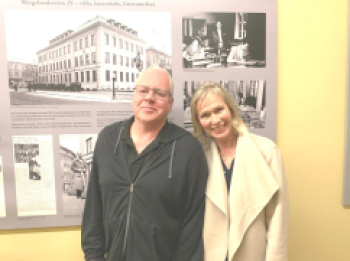 Bret Easton Ellis og Bodil Fuhr med gjensyn på Litteraturhuset i Oslo et kvart århundre etter første møte i New York. Foto: Selfie.