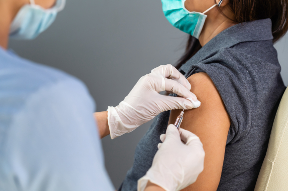Personer som har fått en vaksinedose kan på visse vilkår unntas fra karantenereglene. Foto: Shutterstock