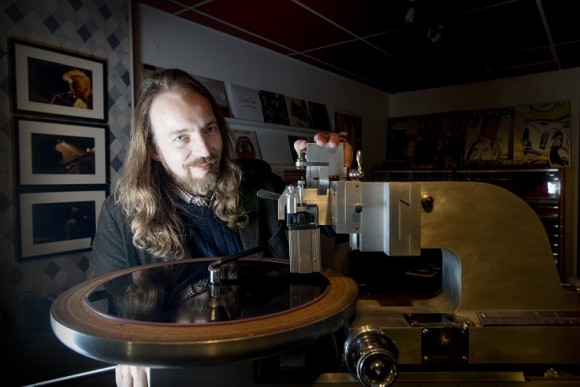 Harald Christian Sagevik produserer langspillplater på Oslo Vinylfabrikk.  Foto: Gorm K. Gaare.